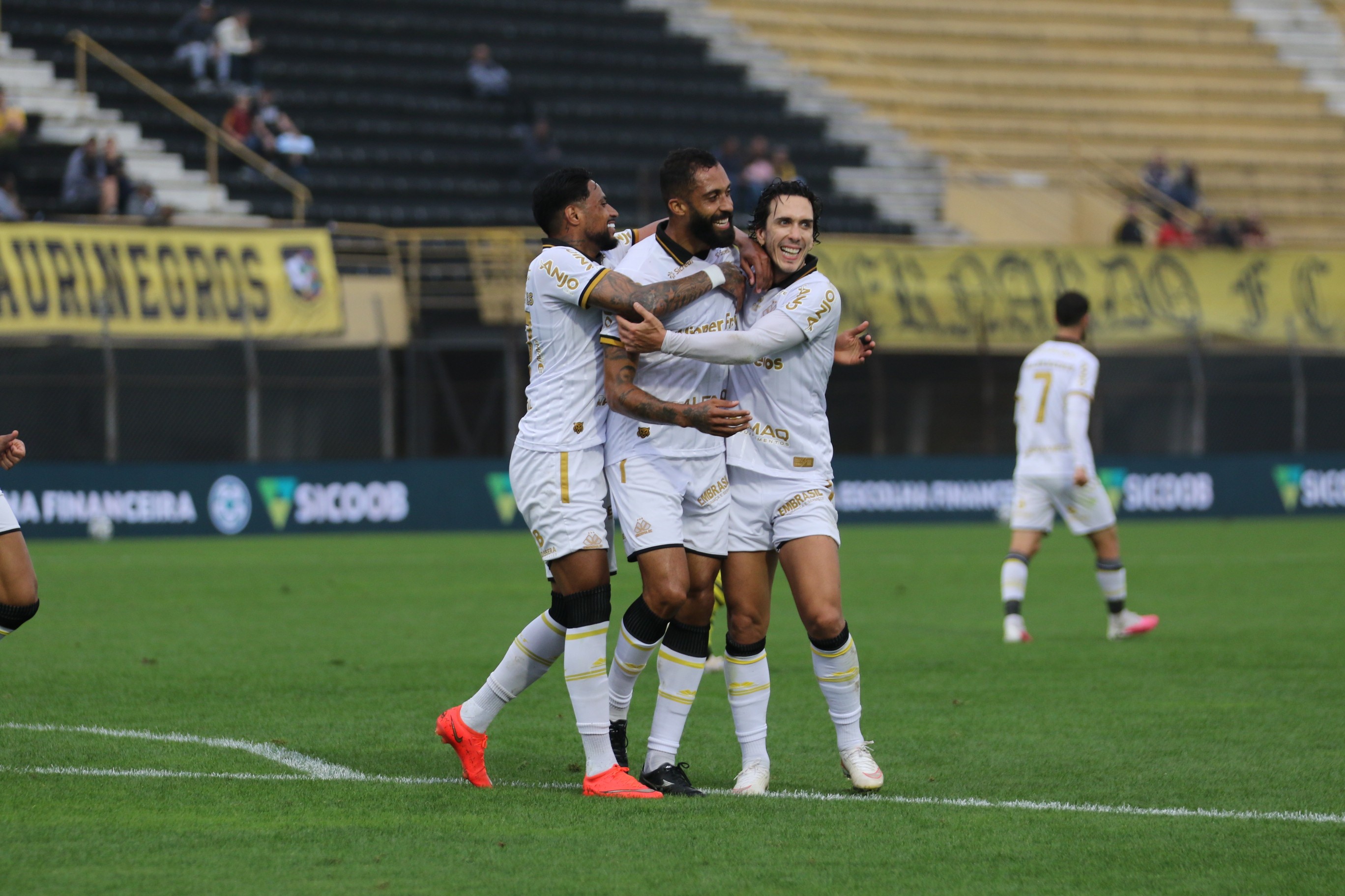 Atuações do Criciúma: César Martins marca com assistência de Willean Lepo; dê suas notas