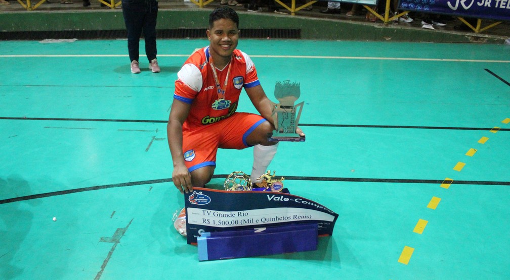 Pedro Pivô foi artilheiro do Sub-20, recebeu prêmio de bola de ouro e eleito craque do jogo. — Foto: Levi Varjão/ge Petrolina