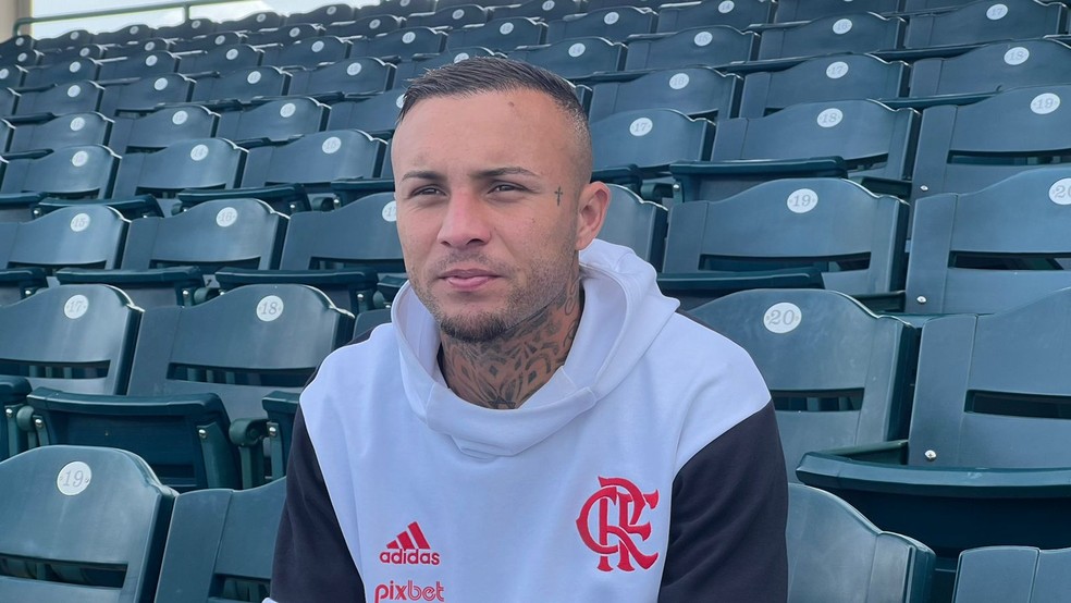 Everton Cebolinha em entrevista durante pré-temporada do Flamengo — Foto: Letícia Marques / ge