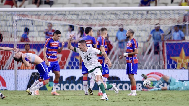 Gegê abriu o placar de falta para o Goiás, no primeiro tempo