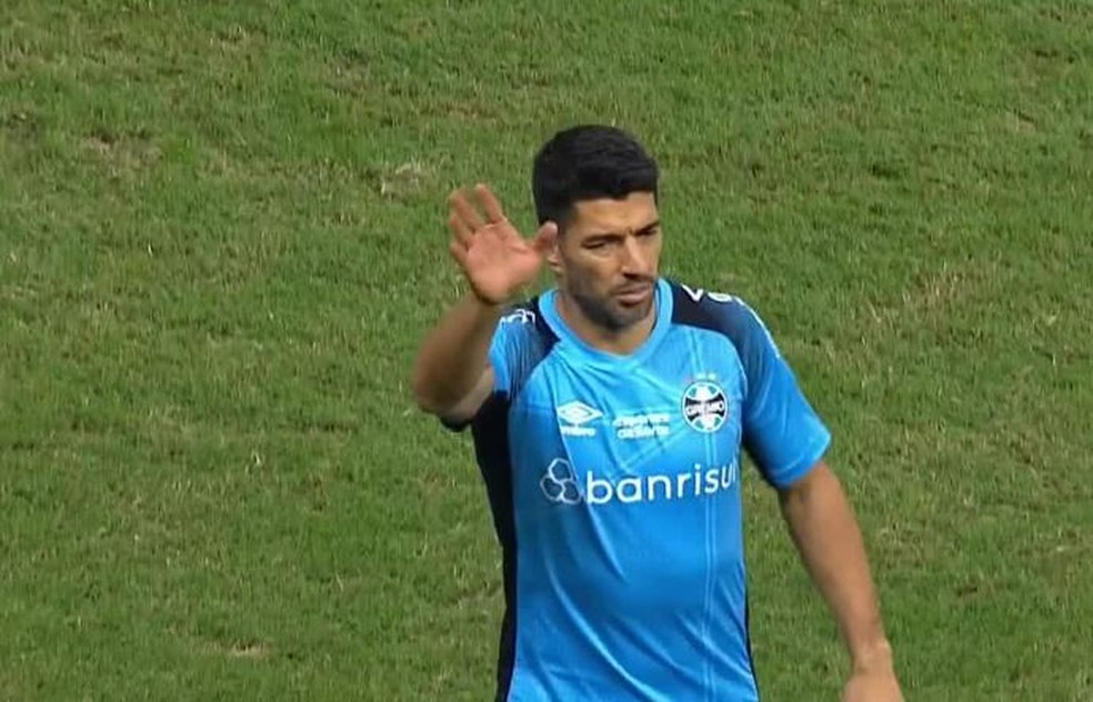 Suárez deixa o aquecimento do Grêmio na Fonte Nova — Foto: Reprodução/Sportv