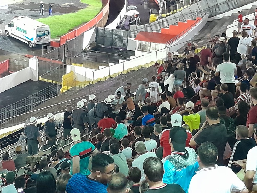 Polícia Militar escolta família de corintianos hostilizada nas cadeiras cativas do estádio do Botafogo-SP — Foto: Vinicius Alves