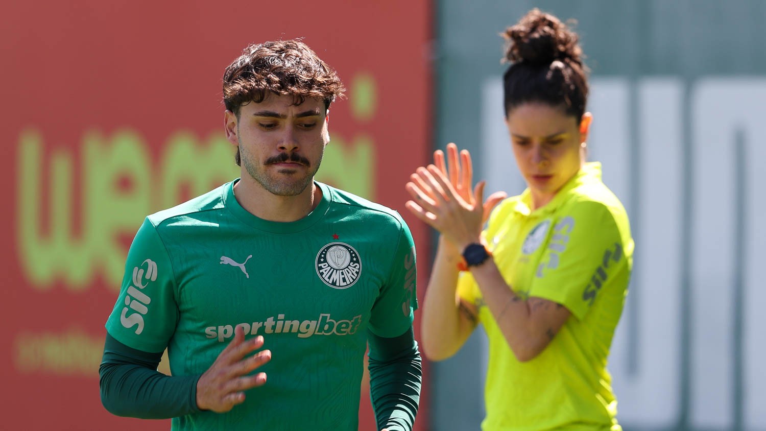 Mauricio realiza treino individual no Palmeiras devido a dores na lombar