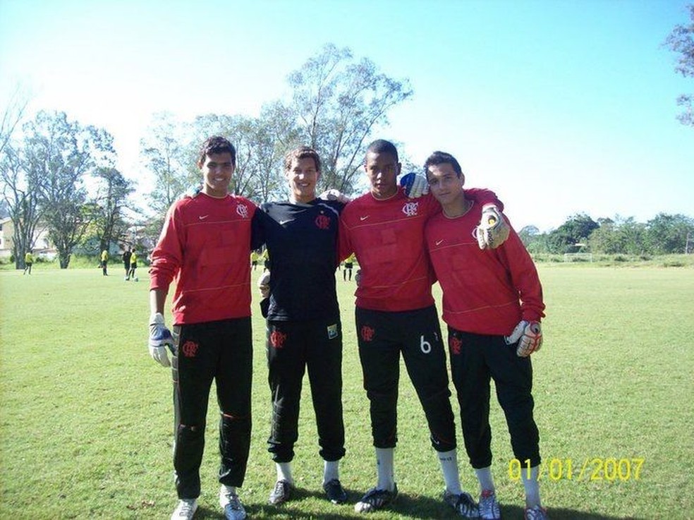 Goleiro Aguerre (de uniforme preto) passou pela base do Flamengo em 2007 — Foto: Arquivo Pessoal