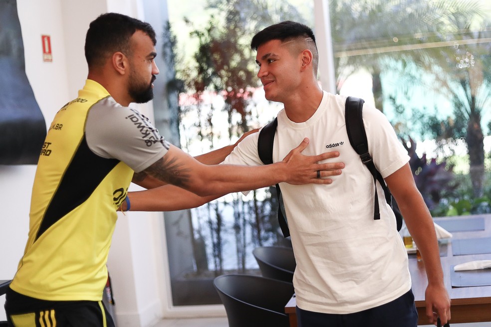 Fabrício Bruno recebe Carlos Alcaraz no CT do Flamengo — Foto: Gilvan de Souza/Flamengo