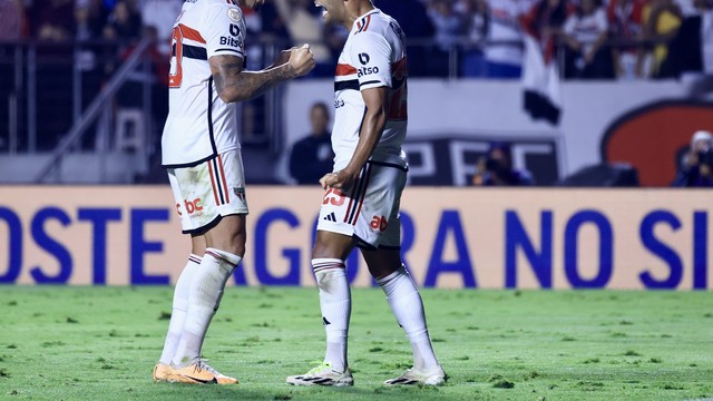 Luciano e Alisson comemoram o gol do São Paulo contra o Cruzeiro
