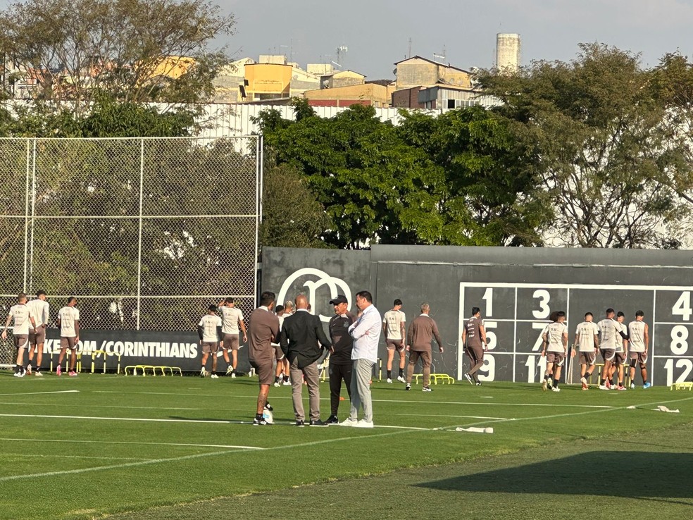 Dirigentes do Corinthians conversam com técnico Ramón Díaz e o auxiliar Emiliano Díaz