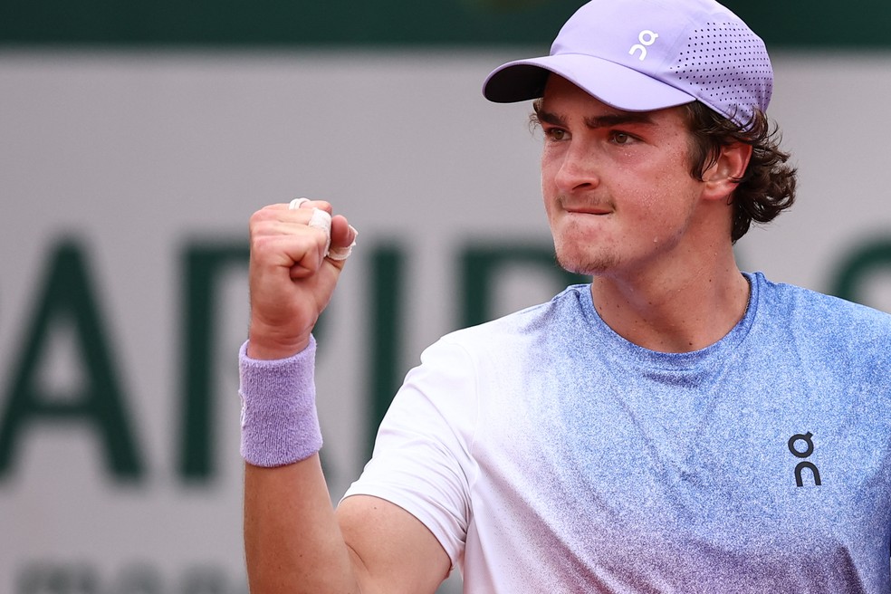 João Fonseca vibra com ponto na segunda rodada de Roland Garros — Foto: AFP