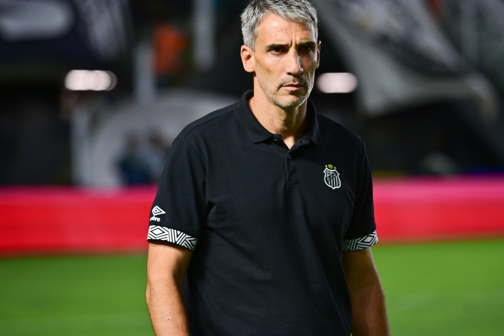 Juan Pablo Vojvoda em Santos x Velo Clube — Foto: Jota Erre/AGIF