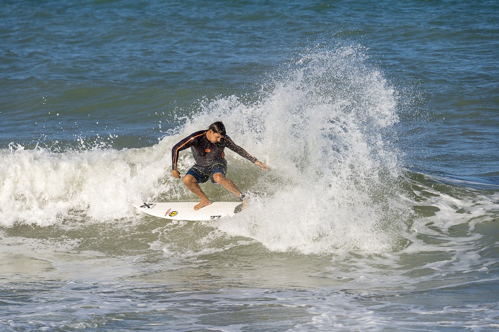 Danilo Costa pegando onda na praia de Ponta Negra, em Natal &mdash; Foto: Fidel Dantas