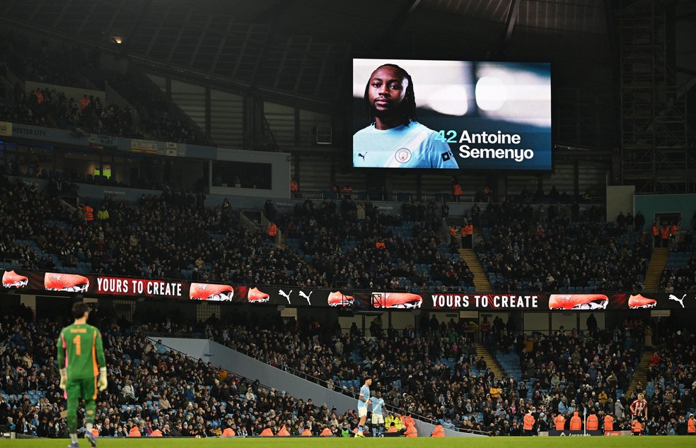 Semenyo em Manchester City e Exeter City — Foto: REUTERS/Peter Powell