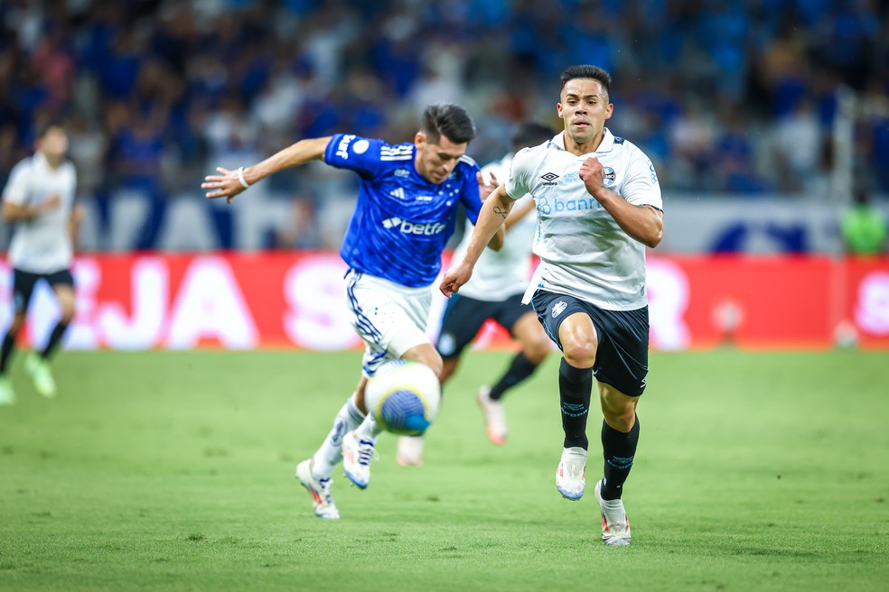 Aravena participou do lance que originou o primeiro gol do jogo — Foto: Lucas Uebel/Grêmio FBPA