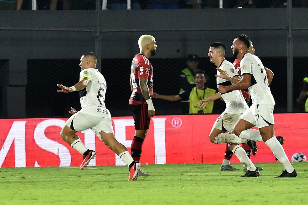 Equipe do Olímpa comemora gol sobre o Flamengo pelas oitavas da Libertadores — Foto: NORBERTO DUARTE / AFP