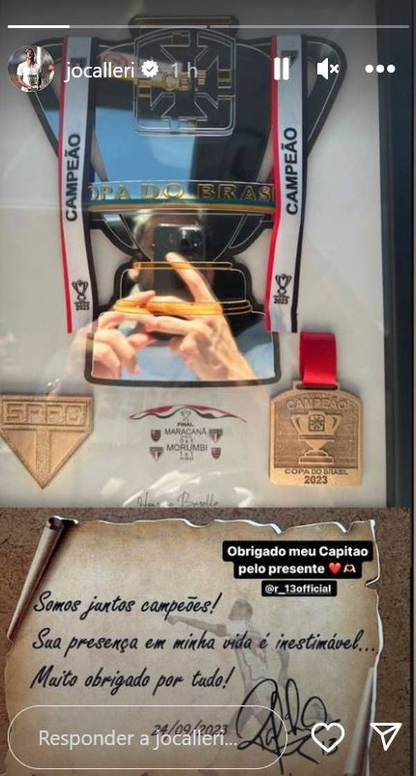 Rafinha dá quadros a jogadores do São Paulo: 