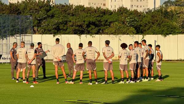 Corinthians treina com interino e reforço Hugo Souza visando próxima partida.