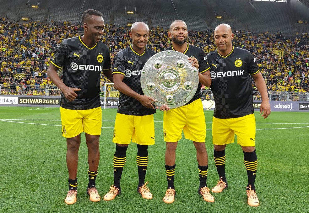 Evanilson com as Lendas do Borussia Dortmund — Foto: Arquivo pessoal