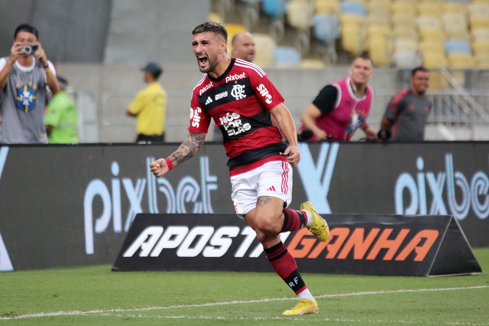 Arrascaeta comemora gol contra o Palmeiras — Foto: André Durão