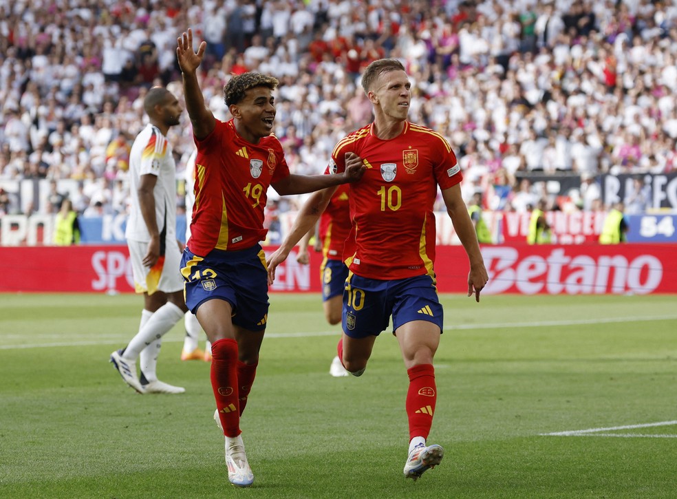 Lamine Yamal e Olmo comemora o primeiro gol da Espanha contra a Alemanha — Foto: Heiko Becker/Reuters