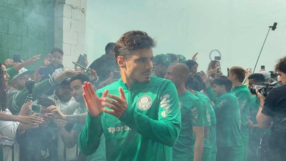 Raphael Veiga agradece apoio da torcida do Palmeiras — Foto: Camila Alves