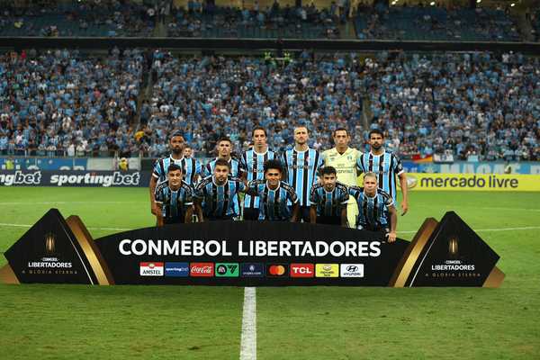 Desempenho defensivo do Grêmio é criticado após derrota para o Huachipato na Arena.