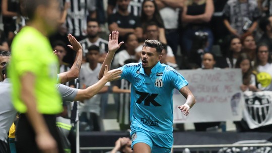 Análise: Vojvoda conta com herói improvável no Santos em tarde de "furada" de Neymar  - Craque perde chances claras de gol, sofre pênalti não marcado e vê seu time empatar com um a menos em campo após sua saída do jogo; Tiquinho Soares volta a marcar após quase cinco meses 