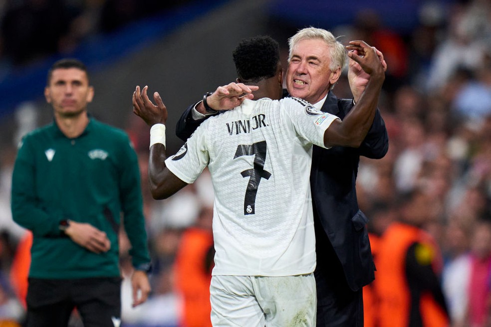 Carlo Ancelotti abraça Vini Jr. durante vitória do Real Madrid sobre o Borussia Dortmund — Foto: Diego Souto/Getty Images