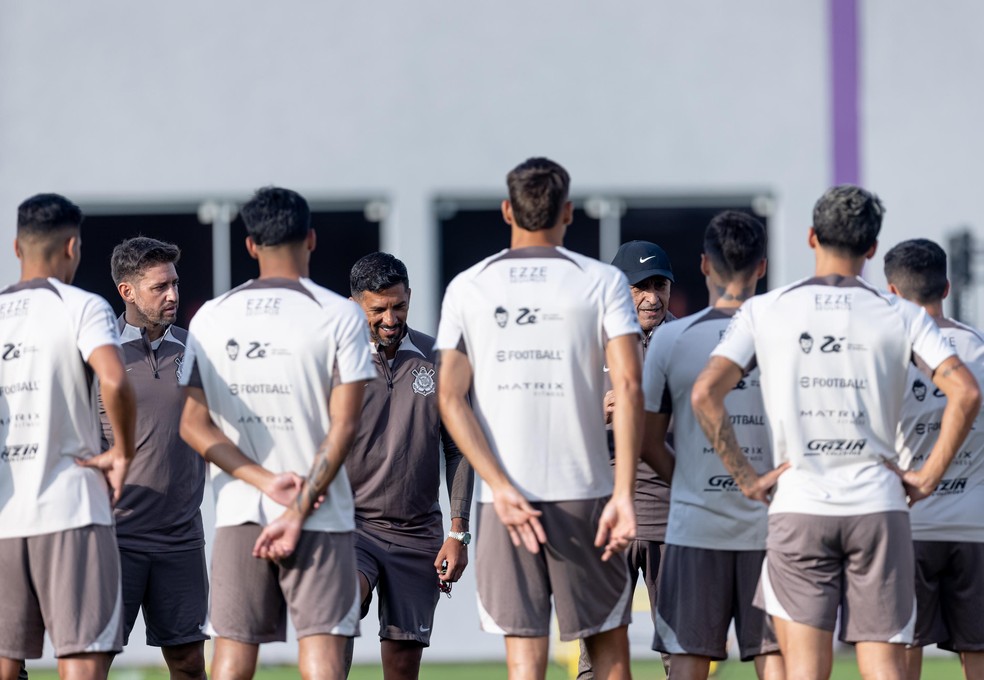 Ramón Díaz conversa com jogadores em treino do Corinthians — Foto: Rodrigo Coca/Agência Corinthians