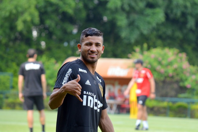 Em recuperação de cirurgia, Rojas vê treino do São Paulo no campo para ...