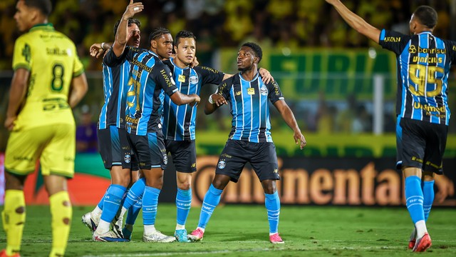 Jogadores do Grêmio comemoram gol de Amuzu