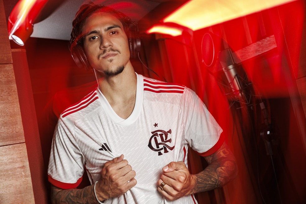 Nova camisa número 2 do Flamengo é inspirada nas ondas sonoras da torcida — Foto: Divulgação/Adidas