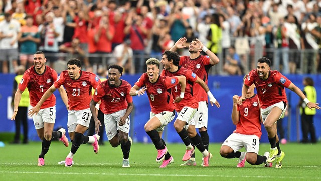 Jogadores do Egito comemoram classificação nos pênaltis