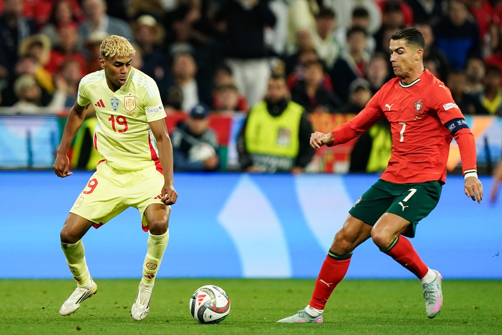 Lamine Yamal e Cristiano Ronaldo em disputa na Nations League
