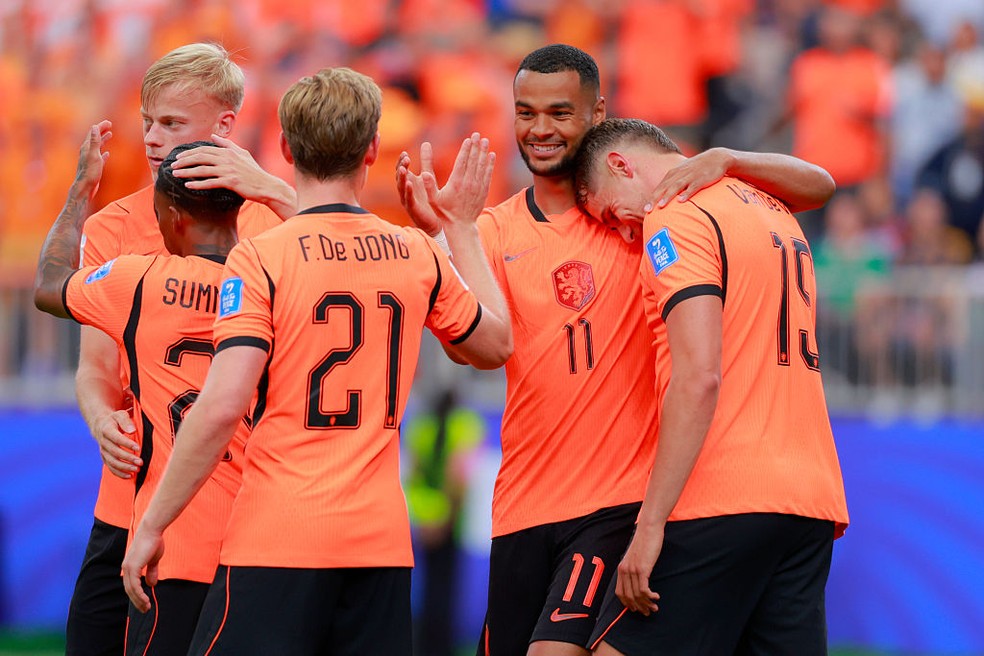 Elenco da Holanda celebra vit�ria de goleada sobre a Su�cia na Copa � Foto: Hugo Rivera/Jam Media/Getty Images