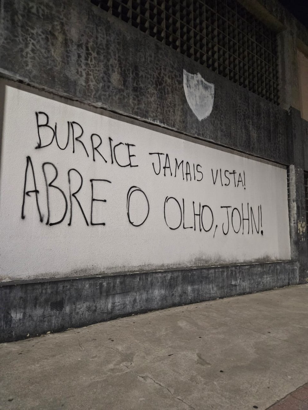 Muros do Nilton Santos são pichados com protestos de torcedores do Botafogo — Foto: Reprodução