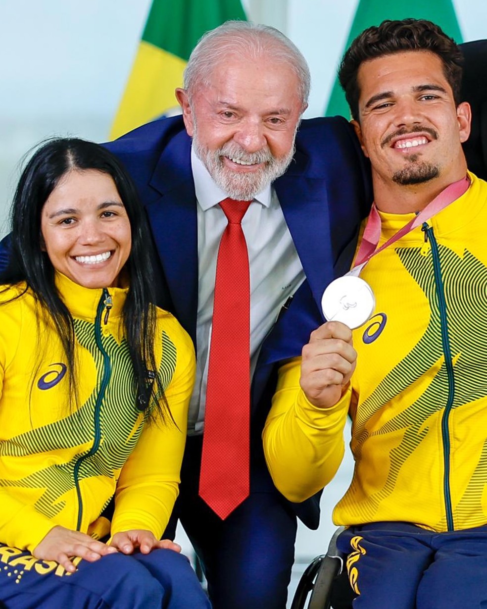 Lula recebe Cristian Ribera e Aline Rocha no Palácio do Planalto — Foto: Instagram/Ricardo Stuckert