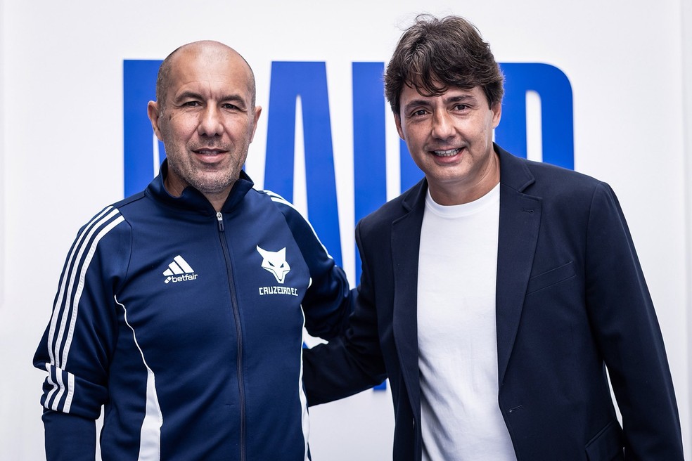Cristiano Nunes acompanha o treino do Cruzeiro na Toca 2 — Foto: Gustavo Aleixo/Cruzeiro