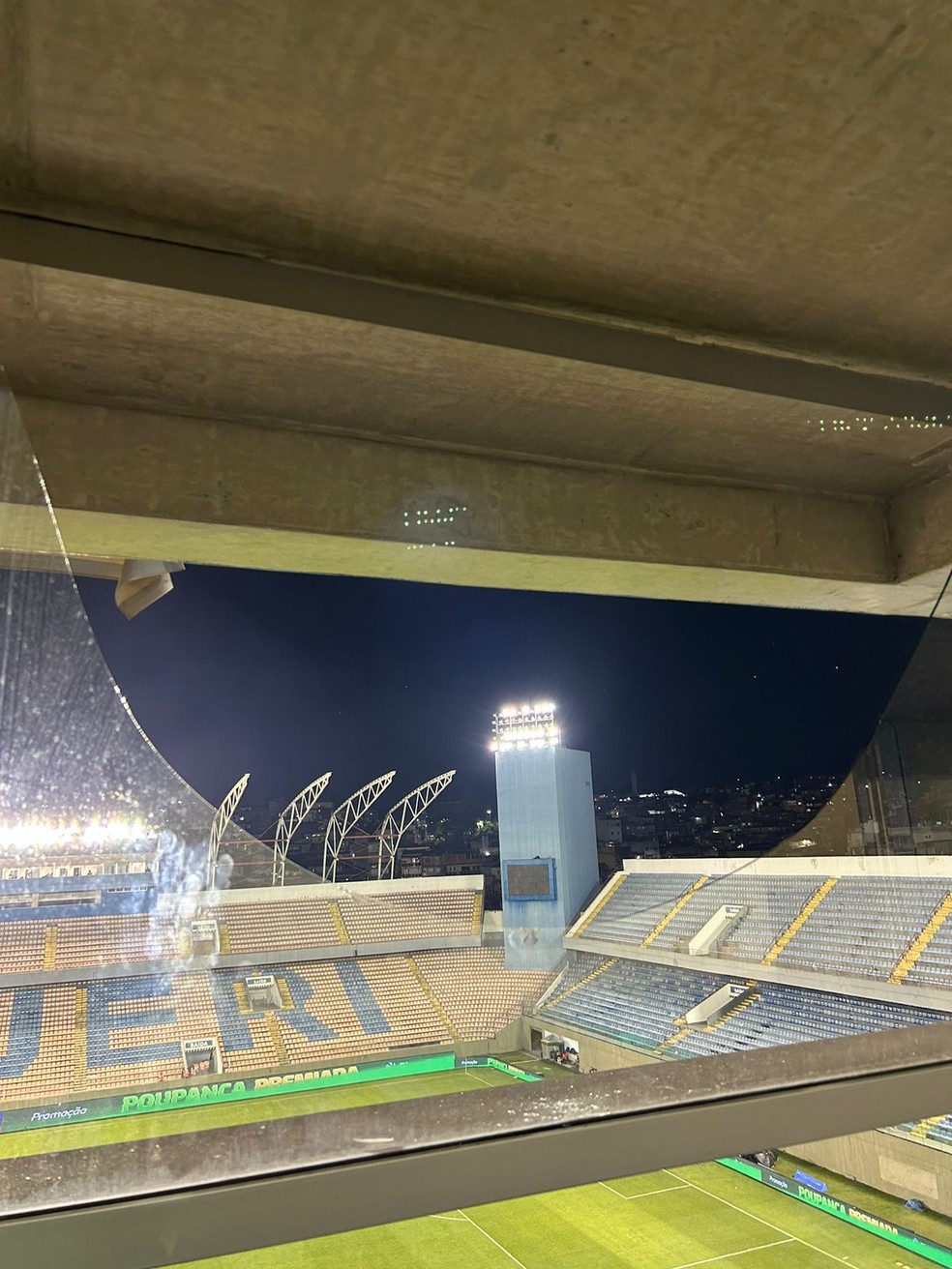 Vidro quebrado da Arena Barueri após Palmeiras x Corinthians — Foto: Arquivo Pessoal