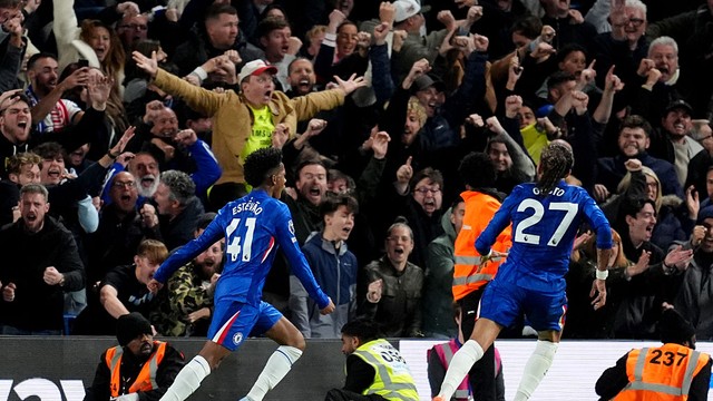 Estevão comemora seu gol em Chelsea x Liverpool