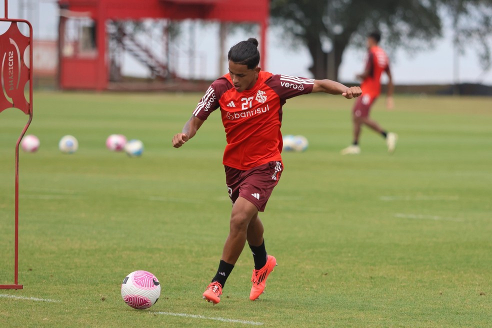 Yago Noal, em treino no time profissional do Inter — Foto: Ricardo Duarte/Divulgação, Internacional
