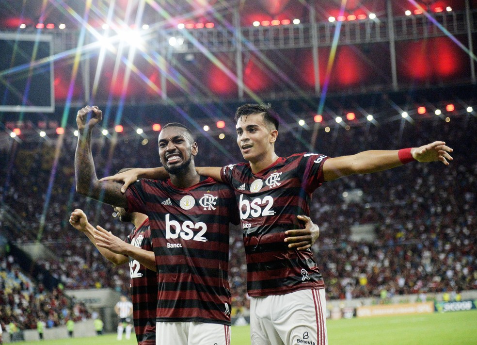 Reinier comemora com Gerson um gol do Flamengo contra o Atlético-MG em 2019 — Foto: André Durão