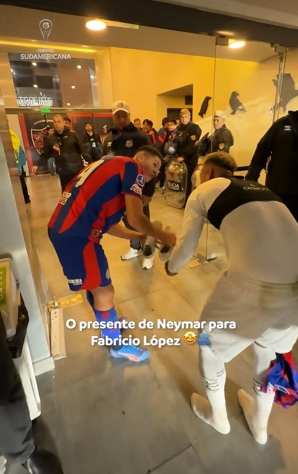 Neymar presenteia jogador do San Lorenzo com chuteira - Reprodução