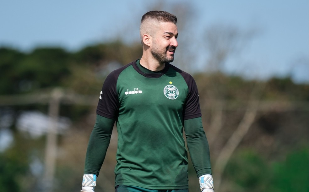 Gabriel Leite com a camisa do Coritiba em treino
