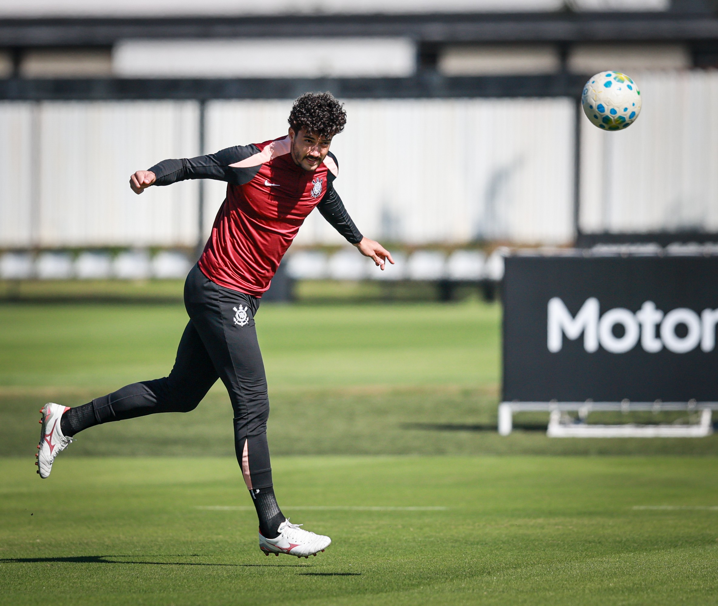 DE VOLTA: Gustavo Henrique reintegra elenco do Corinthians, enquanto dupla inicia fase de transição no campo