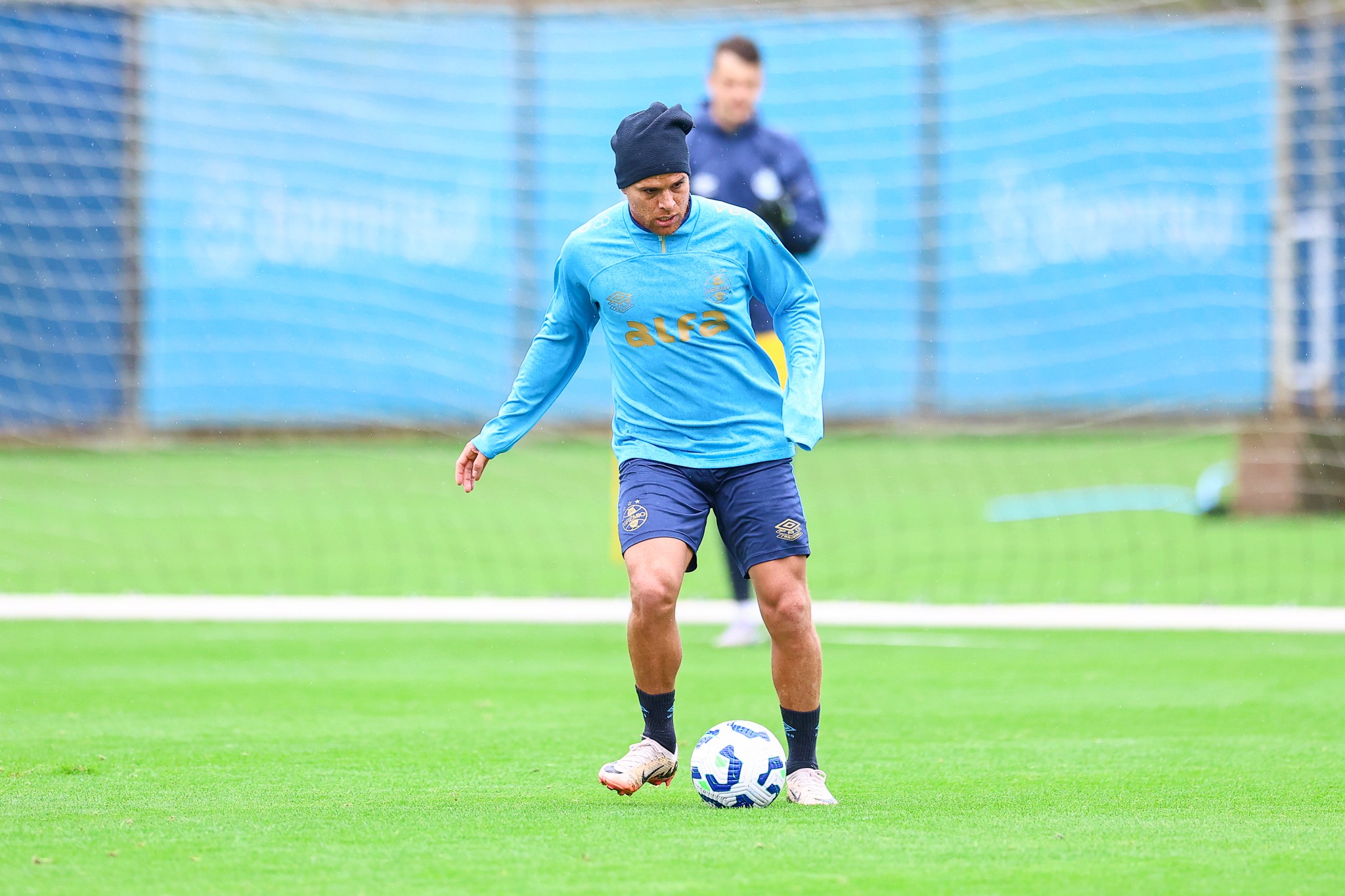 Cuéllar treina com bola e recebe prazo para retorno ao Grêmio.