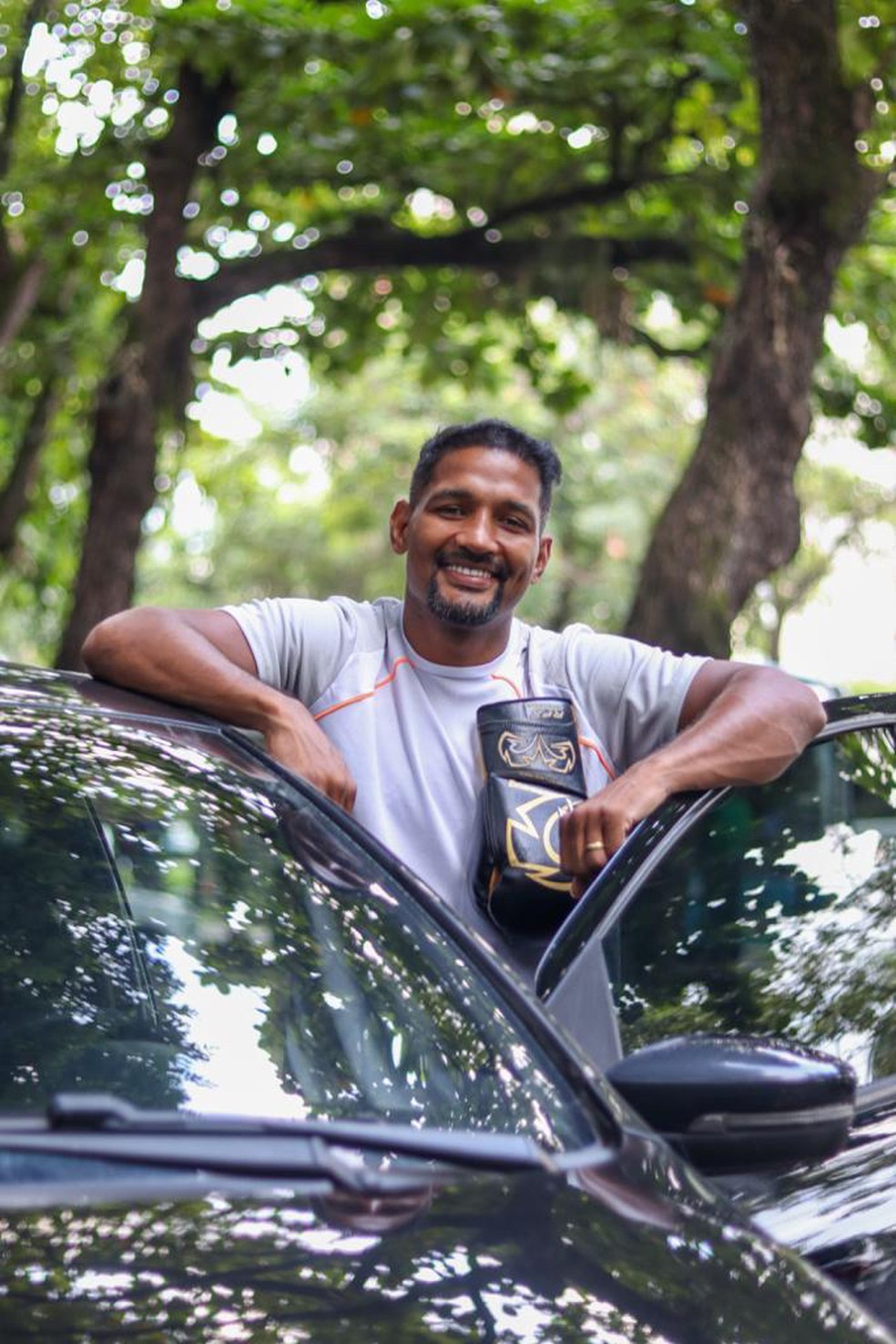 Yamaguchi Falcão está trabalhando como motorista de aplicativo enquando espera novas oportunidades no boxe — Foto: Acervo pessoal