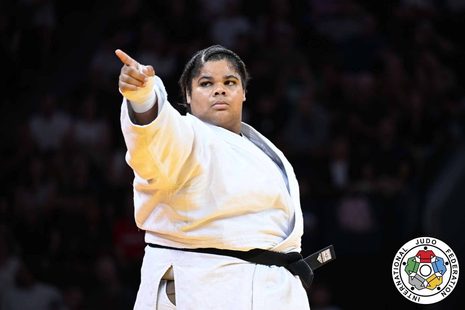 Judoca francesa denuncia ataques gordofóbicos após conquistar título