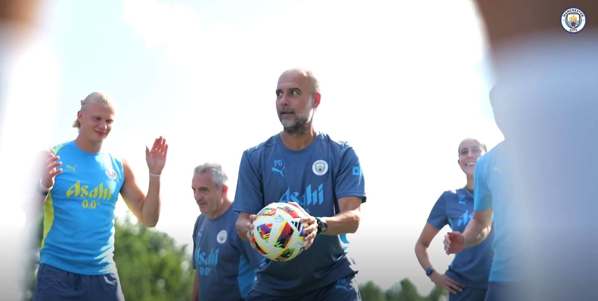 Guardiola se diverte em dinâmica no treino do Manchester City; assista