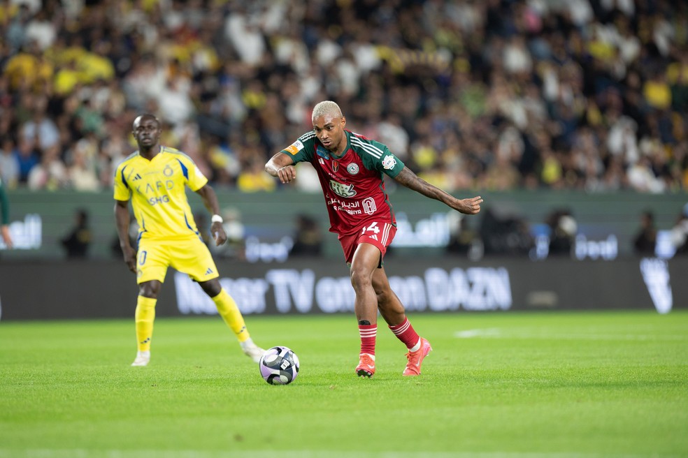 Sadio Man e Vitinho em Al-Nassr x Al-Ettifaq  Foto: Divulgao/Al-Ettifaq