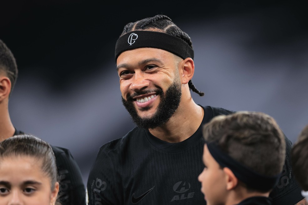 Memphis ganha elogios após estreia como titular
