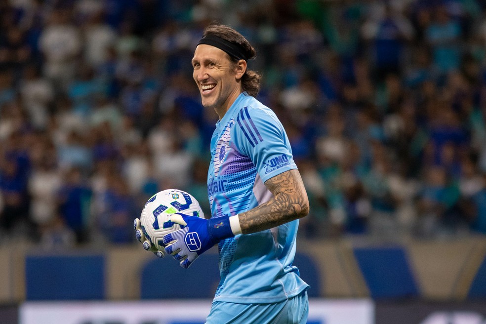 Cássio com a camisa do Cruzeiro